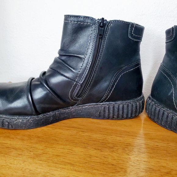 Clarks Caroline Orchid Ruched Black Leather Ankle Booties Comfort Womens SZ 9.5 - Picture 8 of 12